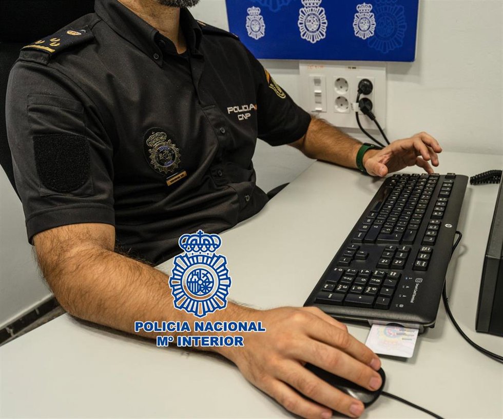 Archivo - Agente de la Policía Nacional