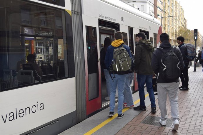 Joves usuaris del tramvia