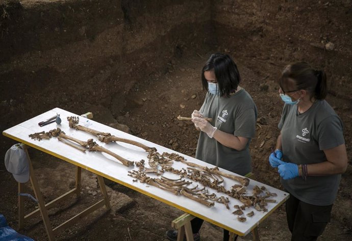 Archivo - Imagen de archivo de personal técnico trabajando en la exhumación de la fosa común de Pico Reja.