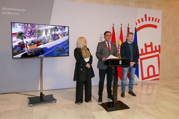 El alcalde de Murcia, José Antonio Serrano, acompañado por los concejales Ainhoa Sánchez y Juan Fernando Hernández, presenta en rueda de prensa el proyecto del Corredor Verde de San Andrés, que será próximamente licitado