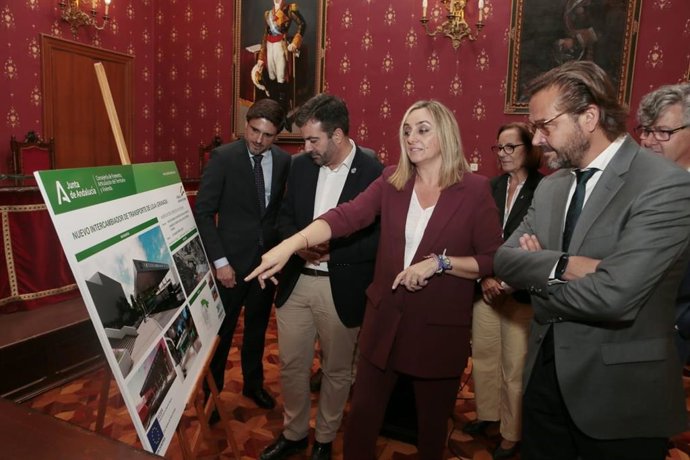 La consejera de Fomento, Marifrán Carazo, en el Ayuntamiento de Loja flanqueada por el alcalde, Joaquín Camacho, y el delegado del Gobierno andaluz en Granada, Antonio Granados