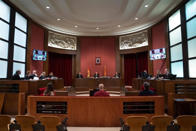 Los acusados Andreu P (1d), Isaías H (c)., y la presidenta de Junts, Laura Borrs (1i), durante un juicio para declarar por presuntamente fraccionar contratos en la Institució de les Lletres Catalanes (ILC) en el TSJC, a 10 de febrero de 2023.