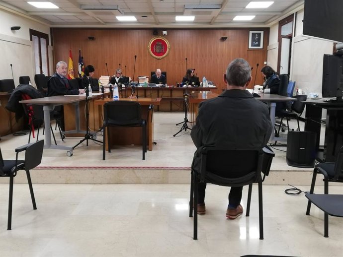 El acusado de presuntos abusos sexuales a su nieta, sentado para el juicio en la Audiencia Provincial.