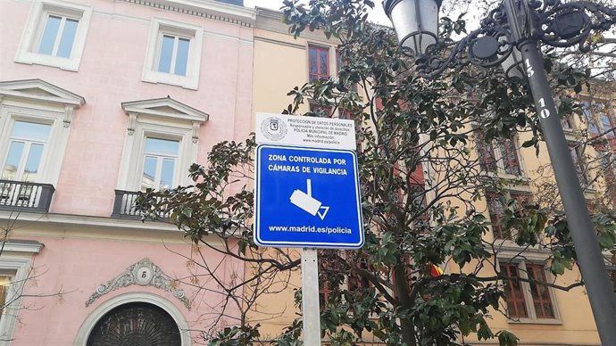 Señalítica del nuevo sistema de videovigilancia instalado por el Ayuntamiento  de Madrid en varios puntos de Chueca (Pza. Del Rey esquina con calle Barquillo).