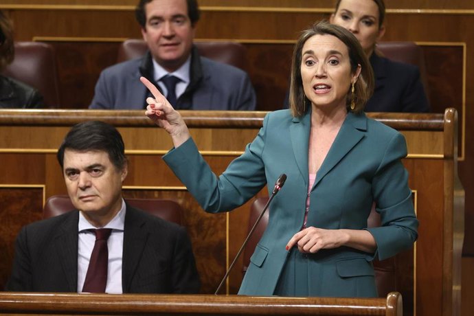 La portavoz del PP en el Congreso, Cuca Gamarra, interviene durante una sesión plenaria, en el Congreso de los Diputados