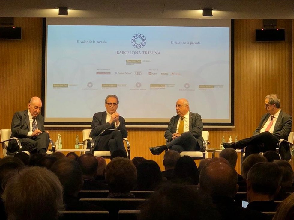 En el centro, el ministro Joan Subirats y el conseller Joaquim Nadal en un coloquio organizado por Barcelona Tribuna a 20 de febrero de 2023.