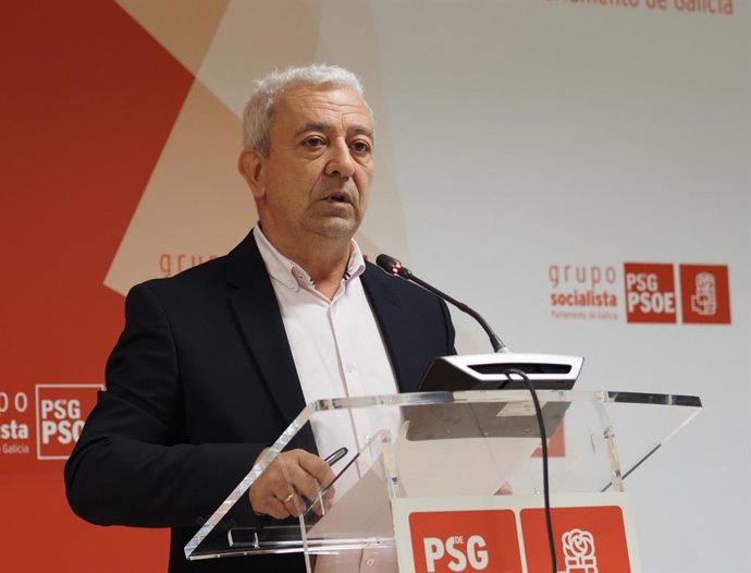 El portavoz parlamentario del PSdeG, Luis Álvarez, en rueda de prensa