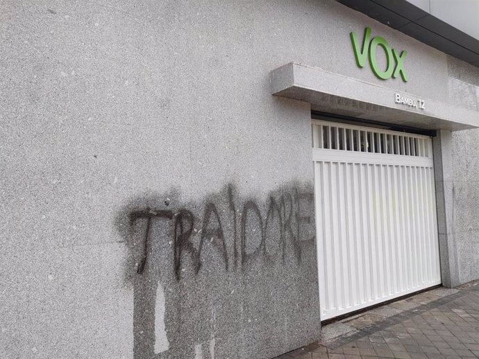 Pintada de 'traidores' en la fachada de la sede de Vox