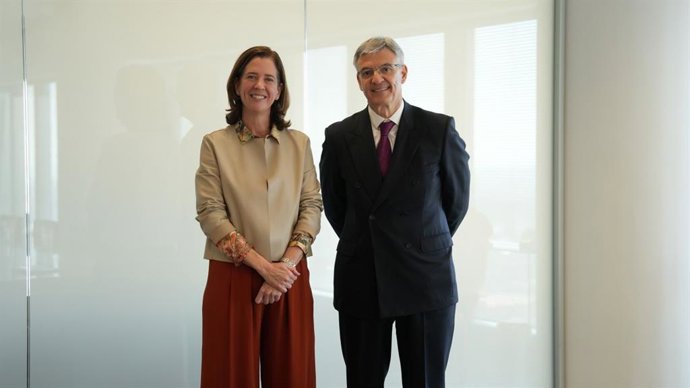 La presidenta de la Asociación Española de Banca (AEB), Alejandra Kindelán, y el presidente de la Fundación SERES, Fernando Ruiz, durante la firma de la adhesión de la patronal bancaria a SERES.