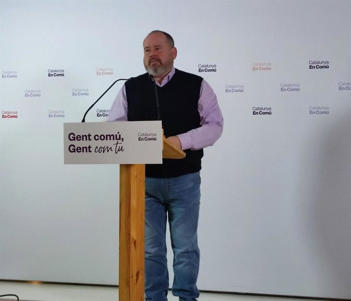El portavoz de los comuns y diputado en el Congreso, Joan Mena, en rueda de prensa.