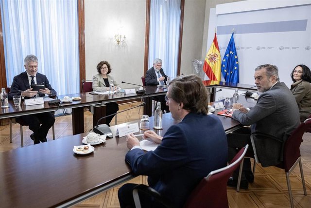 El ministro del Interior, Fernando Grande-Marlaska (i), el alcalde de Madrid, José Luis Martínez-Almeida (c), y el consejero de Justicia e Interior de la Comunidad de Madrid, Enrique López (d), durante la reunión.