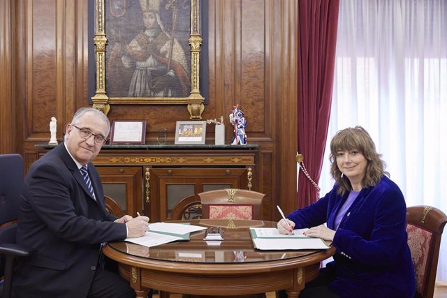 El alcalde de Pamplona, Enrique Maya, y la consejera Ana Ollo.