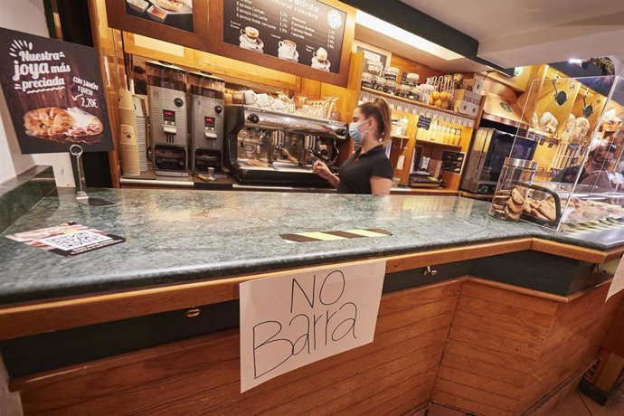 Archivo - Una camarera en su establecimiento cuando no se permitía el consumo en barra por el Covid