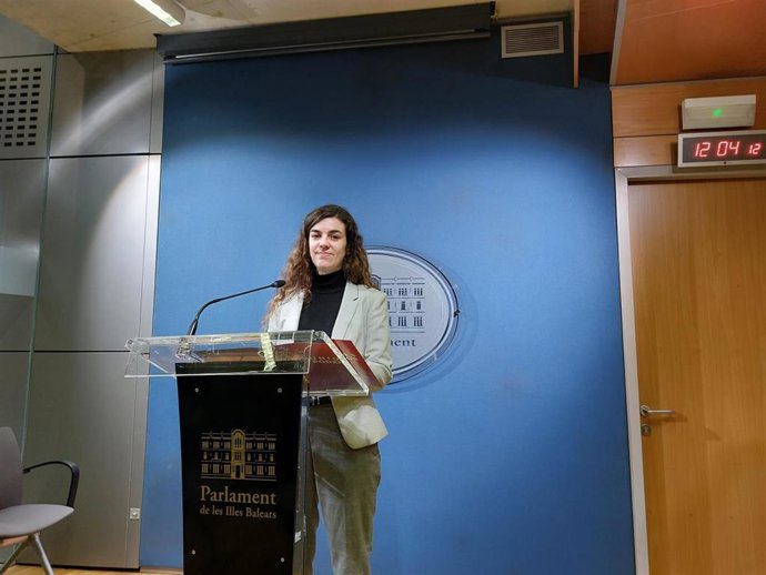 La portavoz parlamentaria adjunta de Unidas Podemos, Esperana Sans, en rueda de prensa