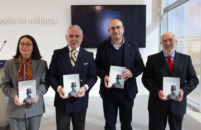 El diputado de Cultura, Manuel López Mestanza, ha presentado la publicación junto al presidente de Commálaga, Pedro Navarro; con uno de los miembros del comité editorial, Iñaki Sánchez Amezua; y una de las autoras, Encarnación Clavijo.