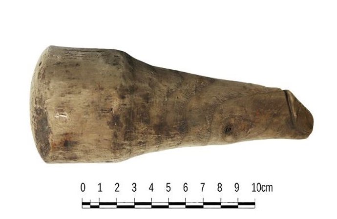 El falo de madera de tamaño natural