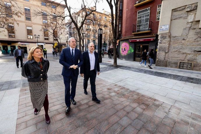 El alcalde de Zaragoza, Jorge Azcón; y la consejera municipal de Infraestructuras, Patricia Cavero, vistan la  reforma de la plaza de La Magdalena
