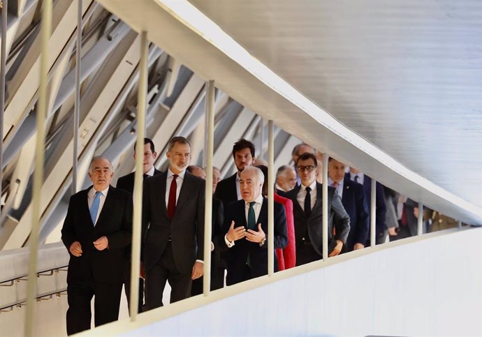 El ex presidente de Ibercaja Amado Franco; el Rey Felipe VI y el director general de Fundación Ibercaja, José Luis Rodrigo Escrig, este lunes en la inauguración del Mobility City.