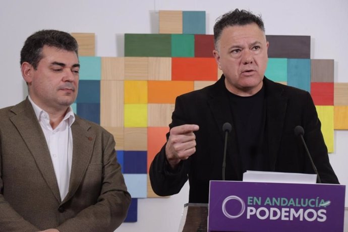 El portavoz adjunto de Por Andalucía, Juan Antonio Delgado, en rueda de prensa en la sede de Podemos Andalucía junto al diputado de Unidas Podemos Ezequiel García.