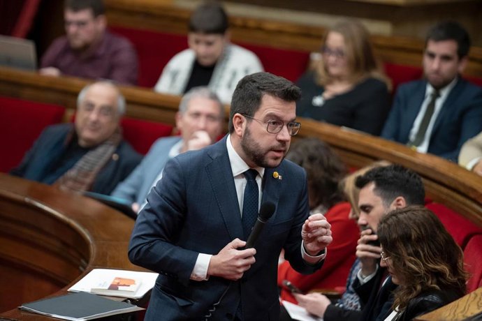 El presidente de la Generalitat, Pere Aragons, interviene durante una sesión de control al Govern, en el Parlament de Catalunya, a 8 de febrero de 2023.