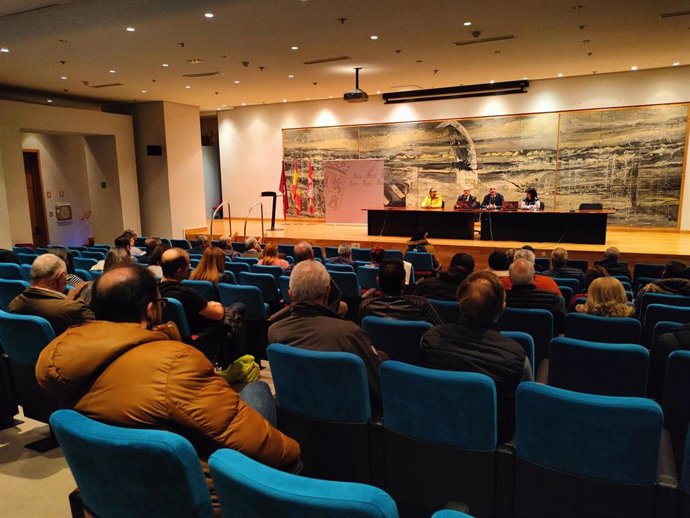 El viceconsejero de Transformación Digital explica en León la iniciativa de la Junta para conceder portátiles a una veintena de municipios leoneses.