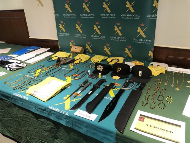 Armas blancas, joyas y otros efectos intervenidos en la Operación Torcidos contra los Latin Kings.