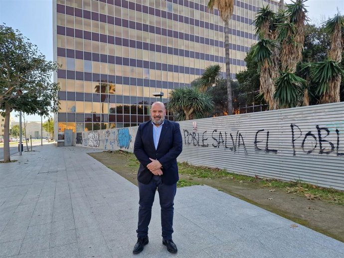 El candidato del PP a la Alcaldía de Palma, Jaime Martínez, frente el edificio de GESA