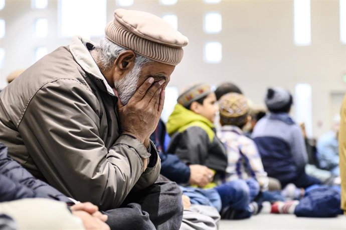 Miembros de la comunidad ahmadiya rezan en una mezquita en Canadá.