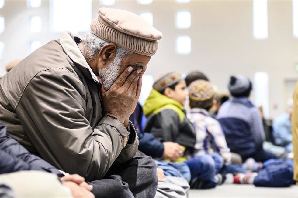 Miembros de la comunidad ahmadiya rezan en una mezquita en Canadá.
