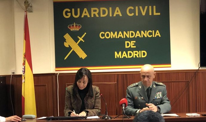 Mercedes González comparece junto al general jefe de la zona norte de la Comandancia de Madrid, José Antonio Berrocal.