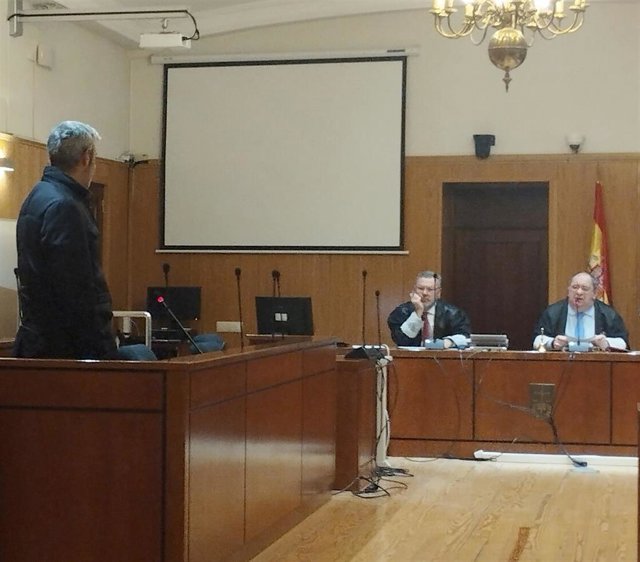El acusado de traficar con drogas en el bar y los alrededores de su casa, durante el juicio en la Audiencia de Valladolid.