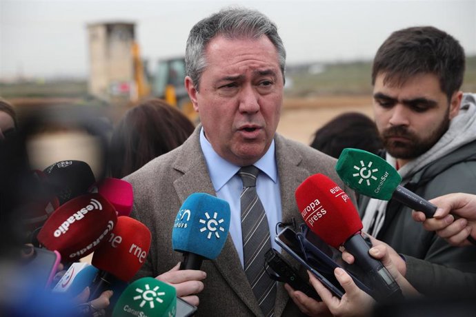 El secretario general del PSOE-A, Juan Espadas, atiende a los medios.