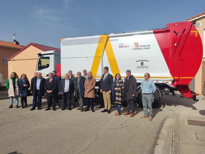 Presentación del nuevo camión de recogida de residuos sólidos de la Mancomunidad de la Ribera del río Ausín-San Pedro de Cardeña (Burgos).
