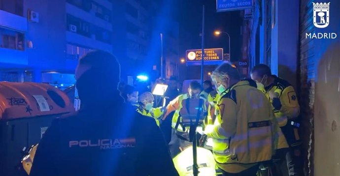 Sanitarios de Samur-Protección Civil atienden a un menor herido por arma blanca en Carabanchel, Madrid