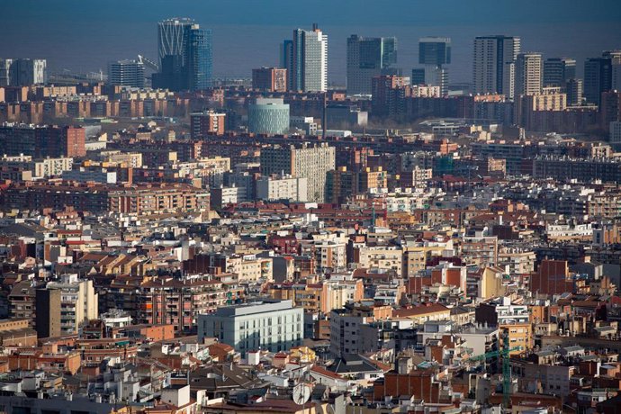 Archivo - Panorámica de la ciudad de Barcelona.