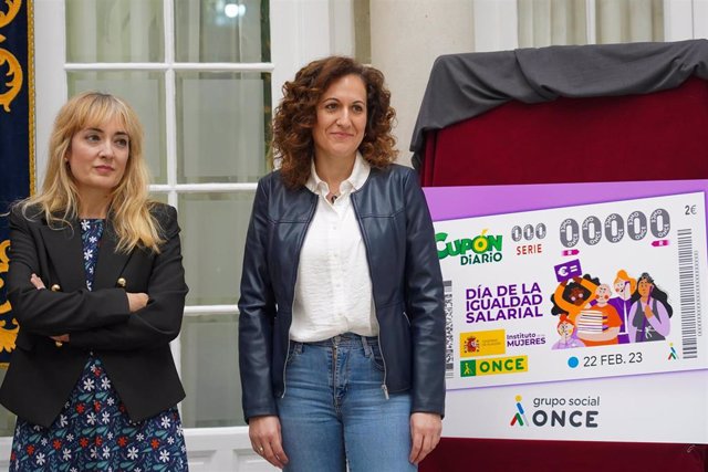 Las secretarias regionales de UGT, Carmen Castilla (i), y CCOO, Nuria López (d), en la presentación del cupón para conmemorar el Día Nacional de igualdad salarial.