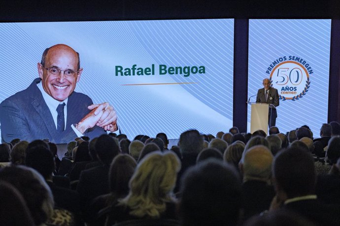El exconsejero de Sanidad del Gobierno Vasco, Rafael Bengoa, es premiado en la 'Gala de los Premios 50 Aniversario de la Sociedad Española de Médicos de Atención Primaria (SEMERGEN)', en la categoría de 'Cargos públicos'.