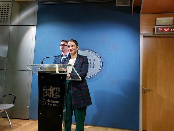 La presidenta del PP de Baleares, Marga Prohens, y el portavoz parlamentario del Grupo Popular, Toni Costa, en rueda de prensa.