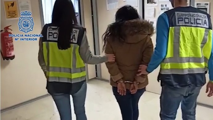 Agentes custodian a la madre detenida.