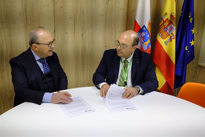 El consejero de Industria, Turismo, Innovación, Transporte y Comercio, Javier López Marcano, y el coordinador general de Binter, Santiago Guerra, firman el contrato.