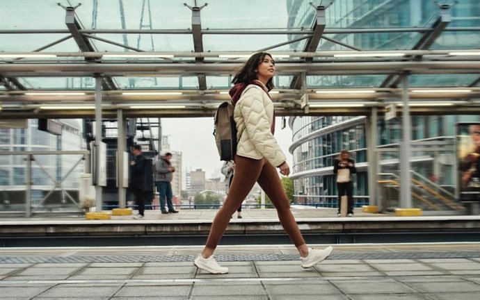 Hoka presenta las nuevas 'Transport', su calzado urbano de alto rendimiento.