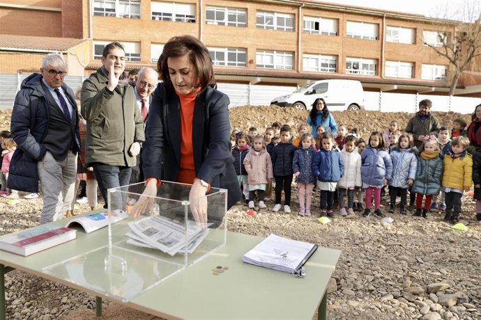 La presidenta del Gobierno riojano, Concha Andreu, pone la primera piedra del nuevo edificio del CEIP Beato Jerónimo Hermosilla de Santo Domingo