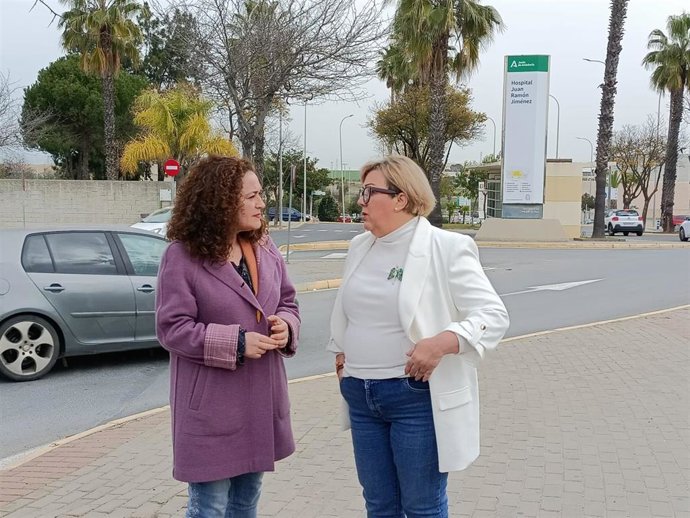 La portavoz de Por Andalucía en el Parlamento Andaluz, Inmaculada Nieto (izquierda), junto a la candidata a la Alcaldía de Huelva por IU, Mónica Rossi.