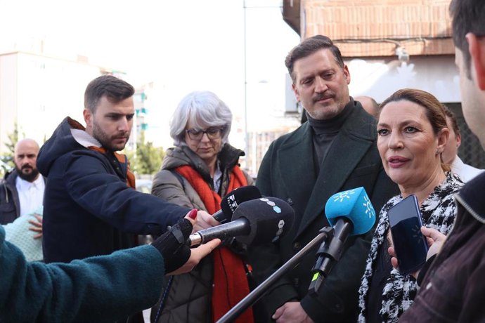 La candidata de Ciudadanos a la Alcaldía de Granada, Concha Insúa, atiende a los medios junto a Javier Sierra.