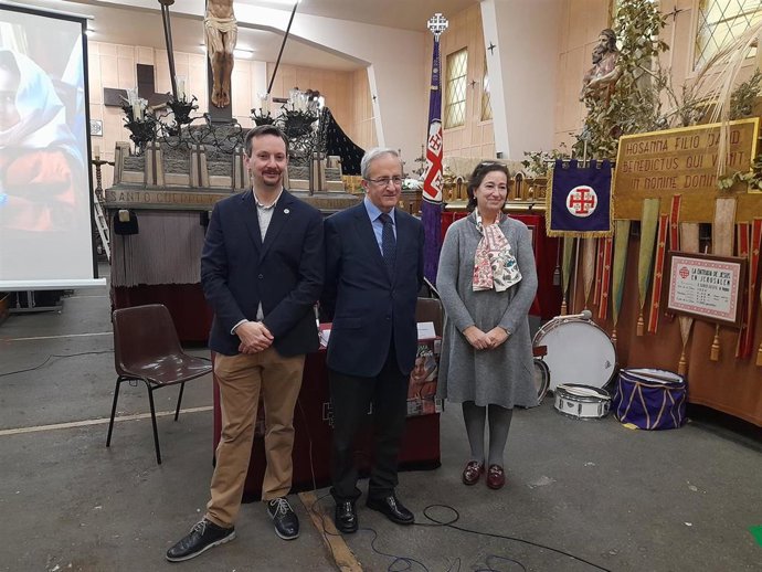 El prior de la Hermandad de la Pasión, Luis Javier Fortún, la encargada de vestuario, M Teresa Jaurrieta, y el subprior encargado de Comunicación, David Sanz