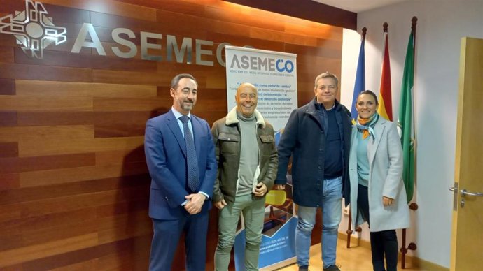 Hurtado (2 izda.), en la sede de Asemeco.