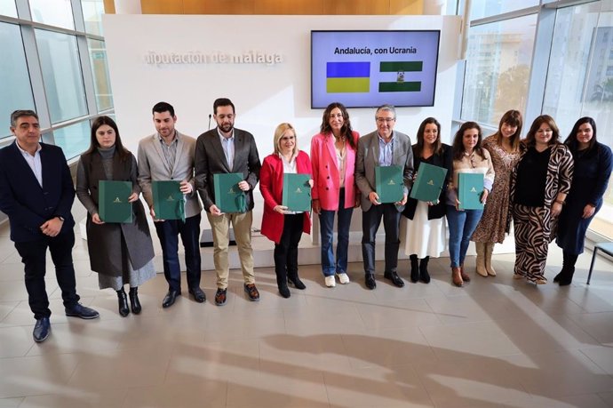 La consejera de Inclusión Social, Juventud, Familias e Igualdad, Loles López, junto al presidente de la Diputación de Málaga, Francisco Salado, y alcaldes y concejales de entidades locales involucradas en la ayuda a refugiados ucranianos.