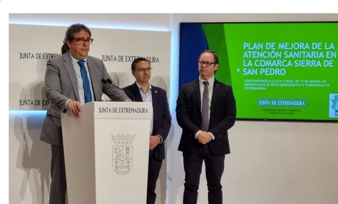 El vicepresidente segundo de la Junta y consejero de Sanidad, José María Vergeles, en rueda de prensa