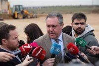 Espadas pide "condiciones y ofertas laborales para que el personal sanitario se quiera quedar en Andalucía"