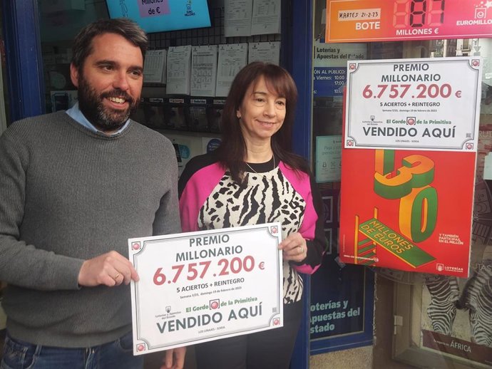 El gestor, Pablo Sánchez, junto a una de las loteras.